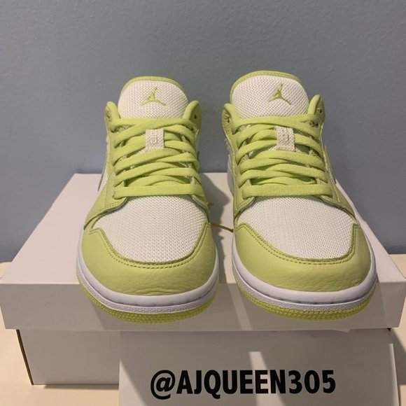 Air Jordan 1 Low SE women’s 10/ men’s 8.5 - Picture 3 of 4